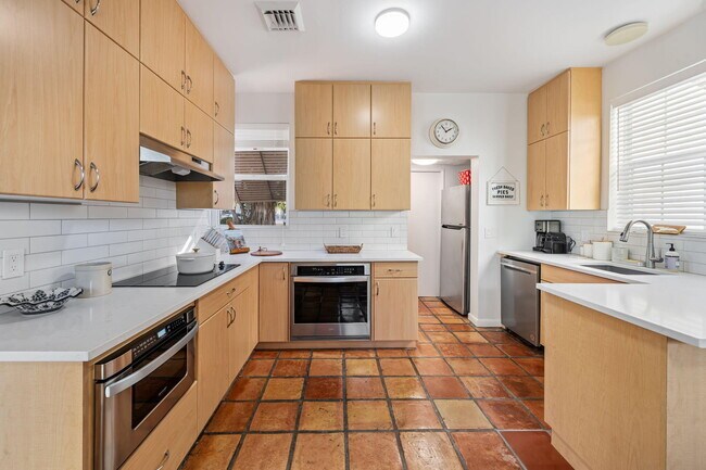 Building Photo - 49 River Dr