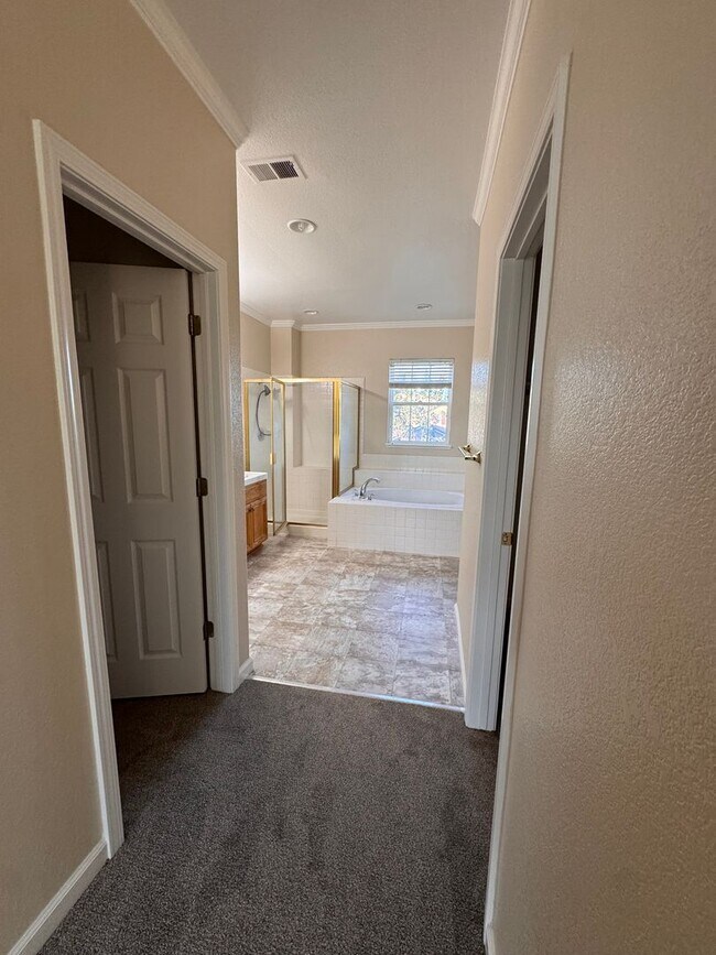 Building Photo - Freshly Painted 4-Bedroom Home