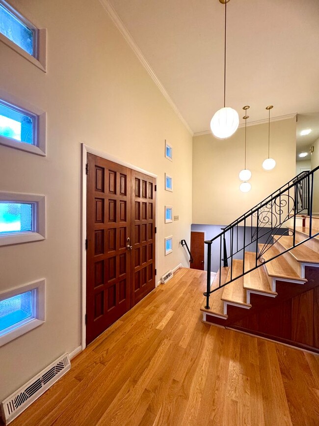 Building Photo - 4 Bedroom Jamestown Beauty!