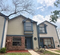 Building Photo - 3B/2.5B Townhome Unit ~ Beacon Hill Community ~ Carpet Free