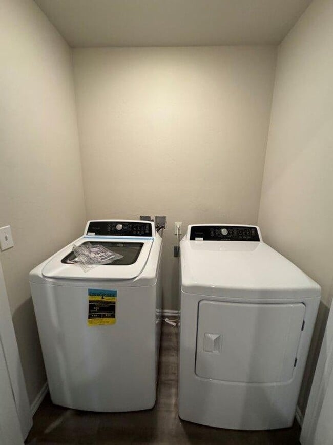 Building Photo - 55 and up community, 2 beds 1 bath all full size appliances included right in the heart of Newcas...