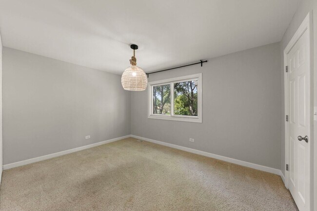 Building Photo - 10S160 Alma Ln