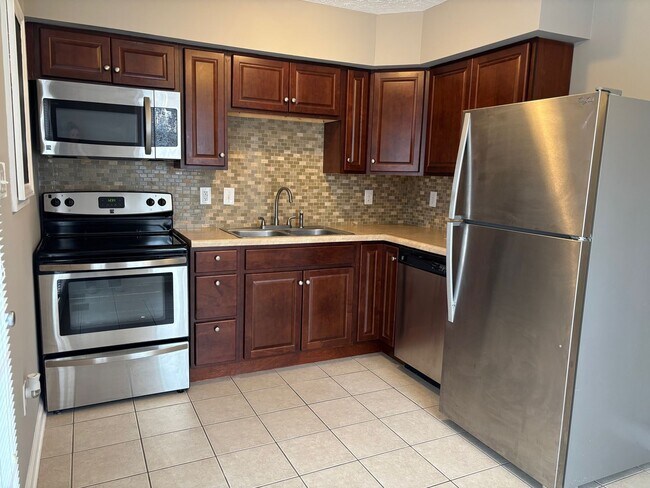 Building Photo - Beautiful 2 story townhome available in Asheboro!