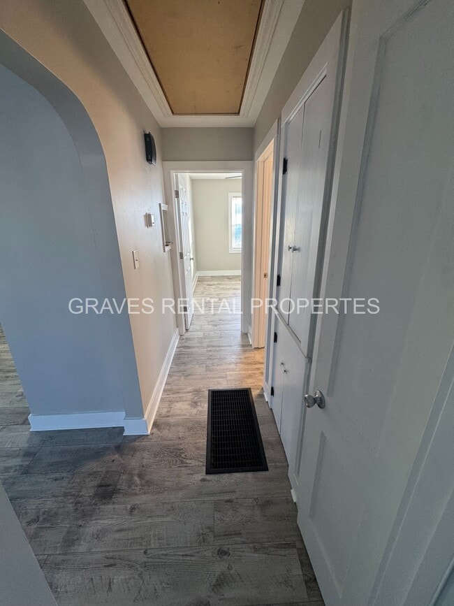 Building Photo - 1102 Oleanda Ave