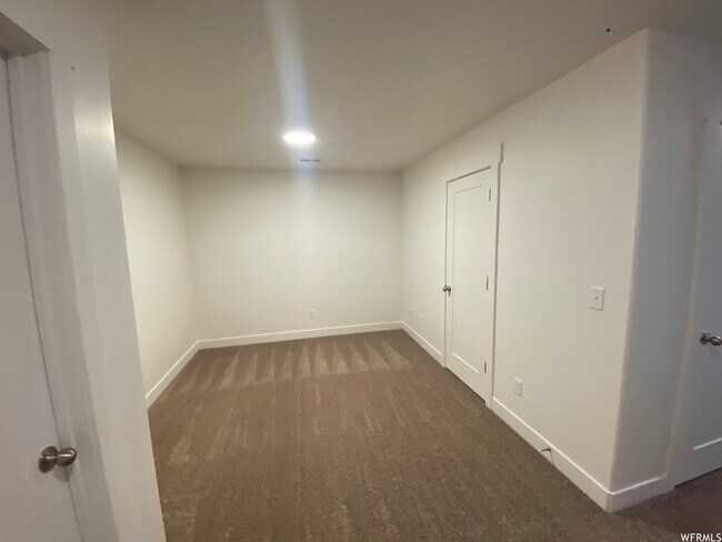 Building Photo - 7271 N Silver Spring Way