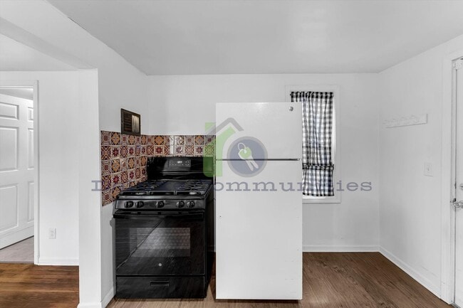 Building Photo - Newly Remodeled 3 Bedroom in MidTown!