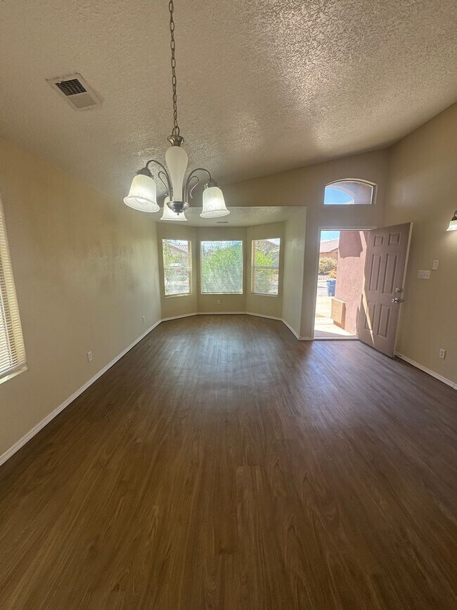 Building Photo - 4 bed 2 bath home! Fresh New Paint & Flooring Throughout MOVE IN SPECIAL!