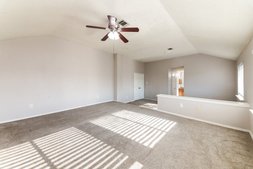 Building Photo - 5909 Iris Dr