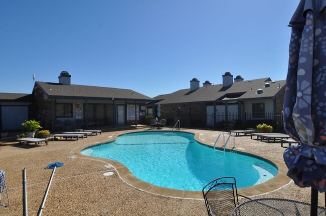 Building Photo - 602 Bellaire Dr