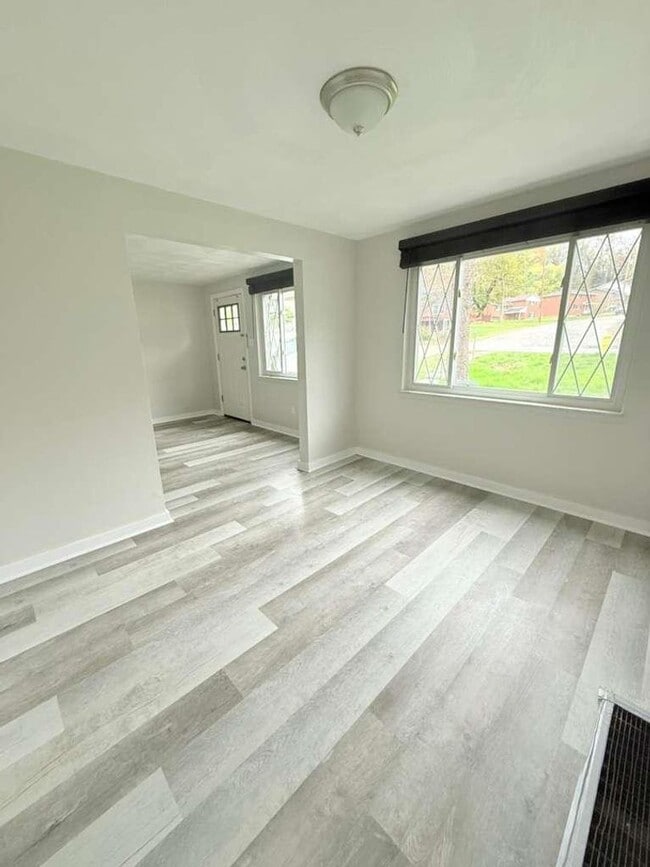Building Photo - Beautifully remodeled 2-bedroom, 1 1/2-bat...