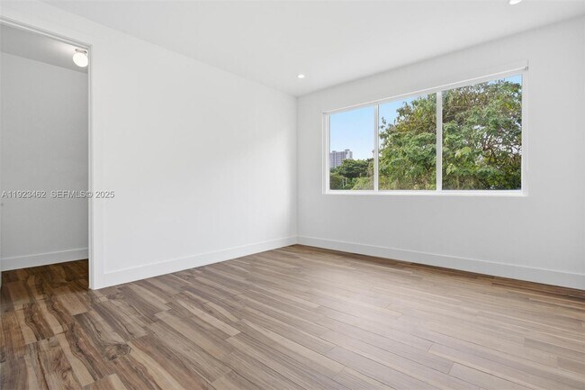 Building Photo - 2852 SW 32nd Ct