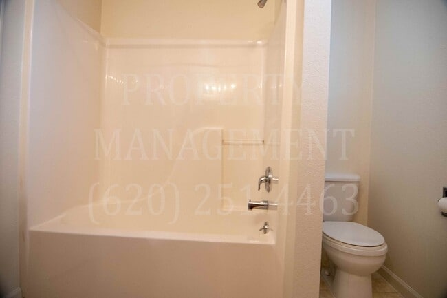 Building Photo - 2 Bedroom 2 Bath