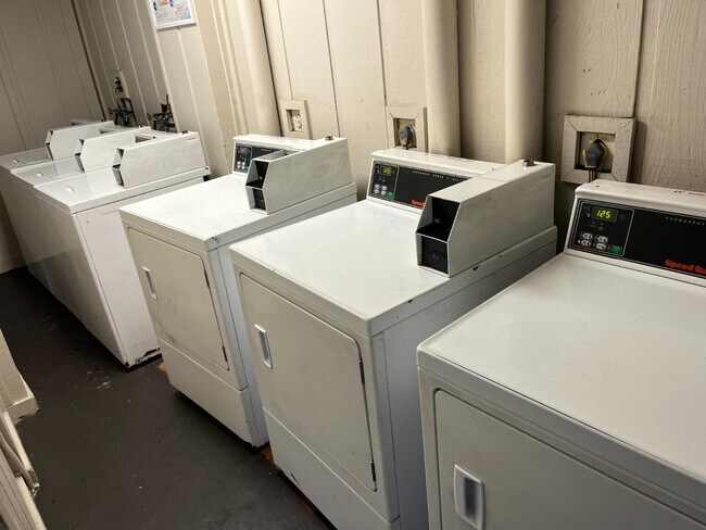 Building Photo - 7911 N Colony Cir