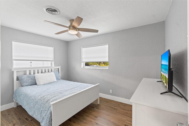 Building Photo - 1960 NW 32nd Ct