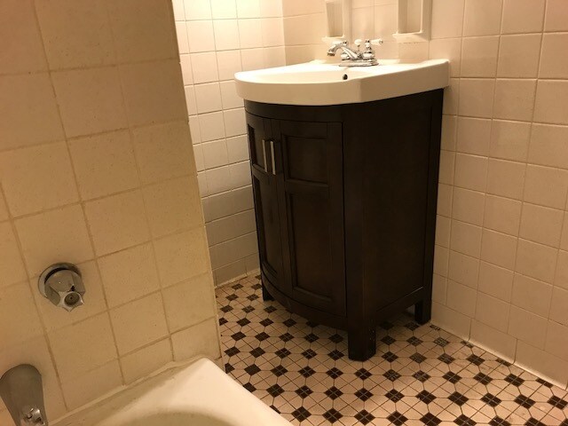 Bath 3 - 4922 California St