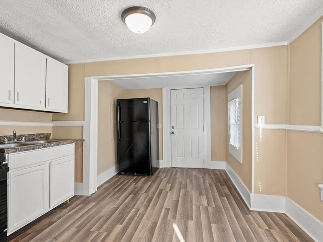 Building Photo - One Bedroom One Bath Unit Available for Immediate Occupancy