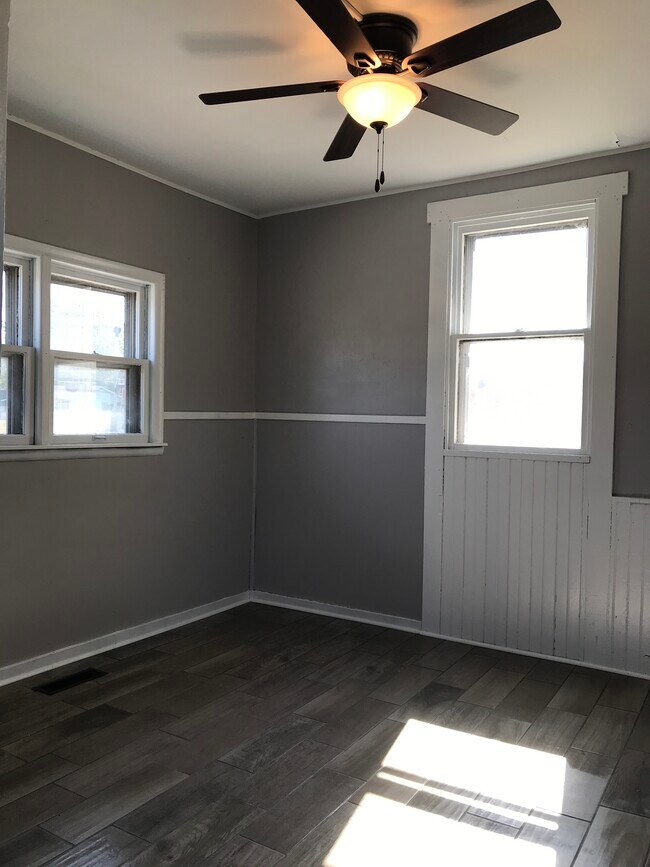 Building Photo - 226 E Main St