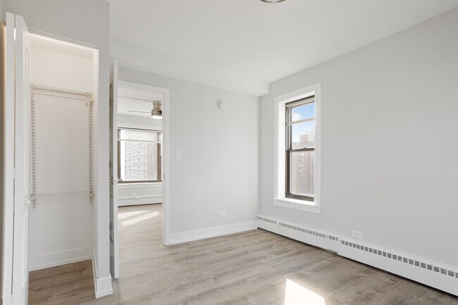 Building Photo - 5858 N Sheridan Rd