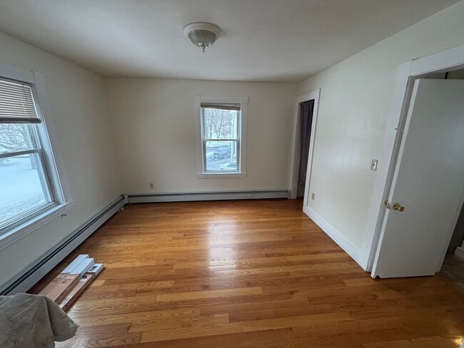 Building Photo - 35 Dinley St