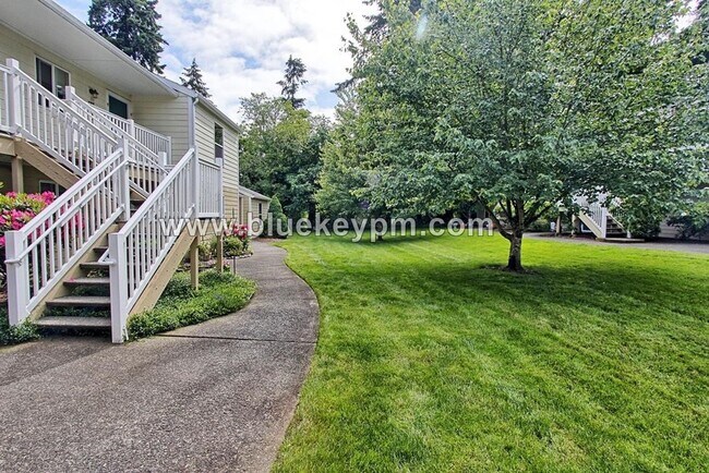Building Photo - 1 Bed, 1 Bath Condo in Salmon Creek with Community Pool and Clubhouse