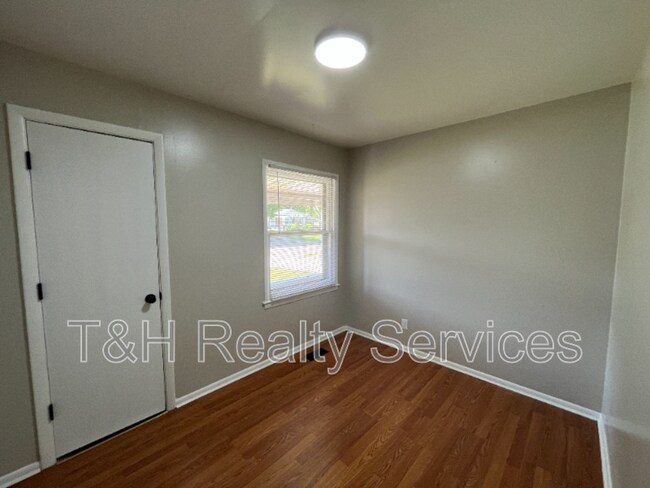 Building Photo - 3010 Winchester Dr