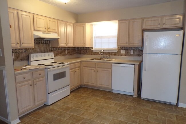 Building Photo - Spacious & Pet-Friendly 3/2 Home in West P...