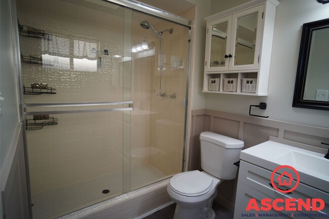 Building Photo - Cozy Home Located In Oildale!