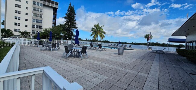 Building Photo - 1175 NE Miami Gardens Dr
