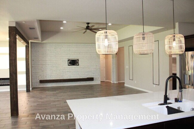Building Photo - Home for Rent 4 Bed/2.5 Bath - 2,400 Sq Ft. Rent: $3,195/month Security Deposit: $3,295 Clovis Ea...