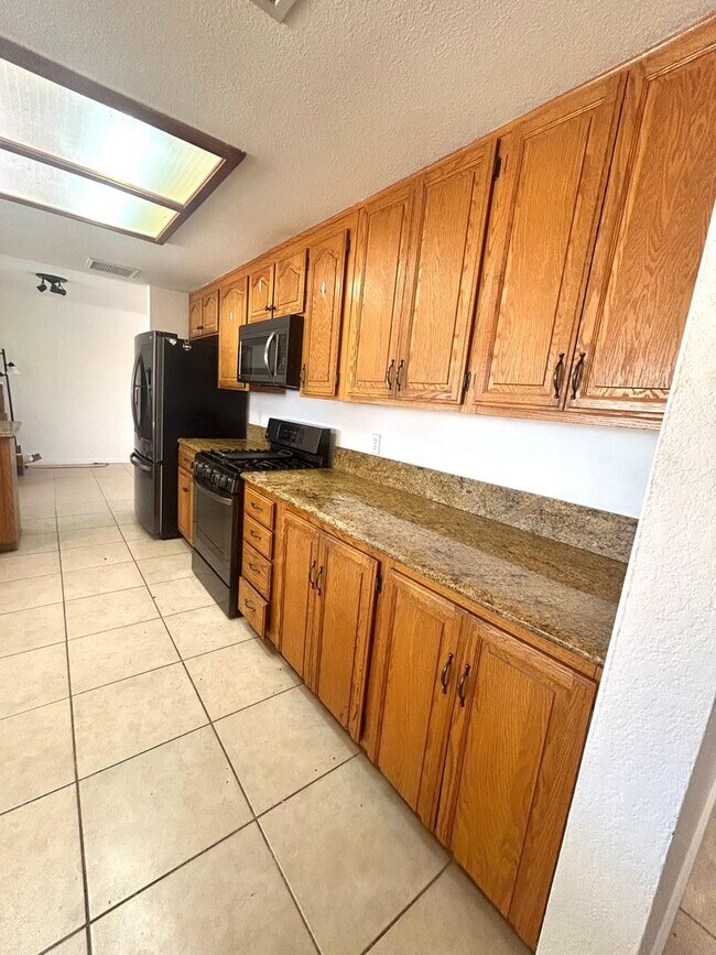 Building Photo - Spacious 3 Bedroom 2 Bathroom Home with Solar