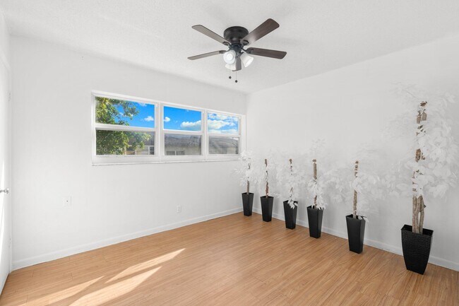 Building Photo - 1101 Crystal Lake Dr