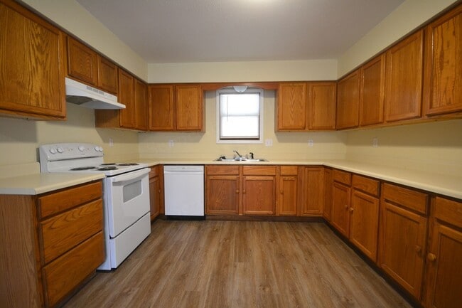 Primary Photo - 3 Bed 1 Bath House with a 1 Car Garage For...