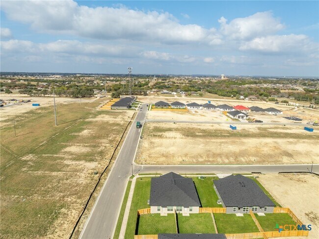 Building Photo - 3800 Hickory Dr