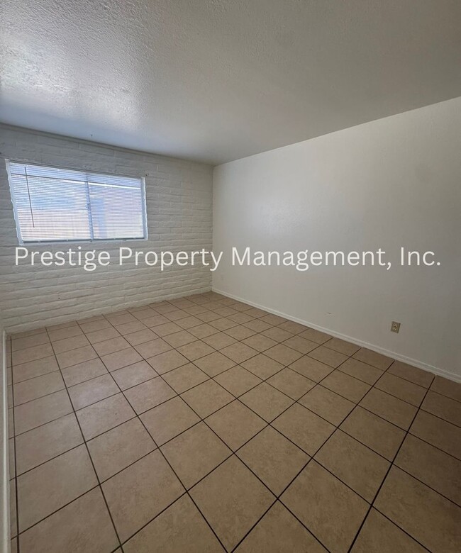 Building Photo - 2115-2117 N Bell Ave