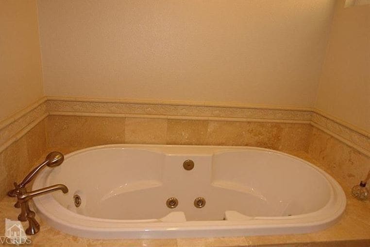 Whirlpool Tub in Master bathroom - 25 Mecklenberg