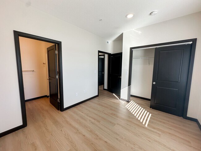 Building Photo - Beautiful 2 Bed, 2 Bath Apartment in PRIME location!  Furnished & Unfurnished Options Available!