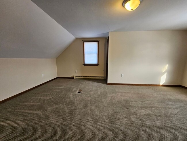 Building Photo - 4 Bedroom, 2.5 Bath House for Rent