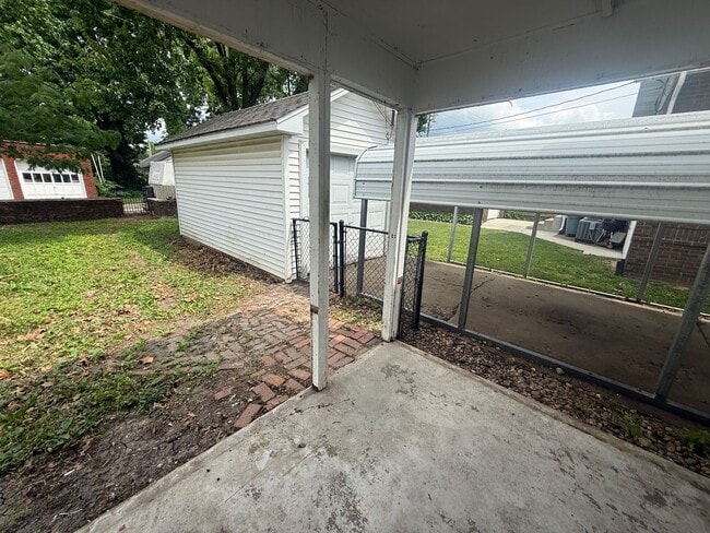 Building Photo - 2 Bed 1 Bath