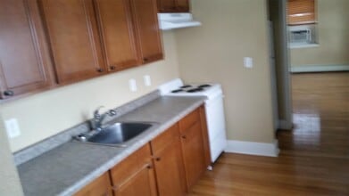 Building Photo - 932 E College St