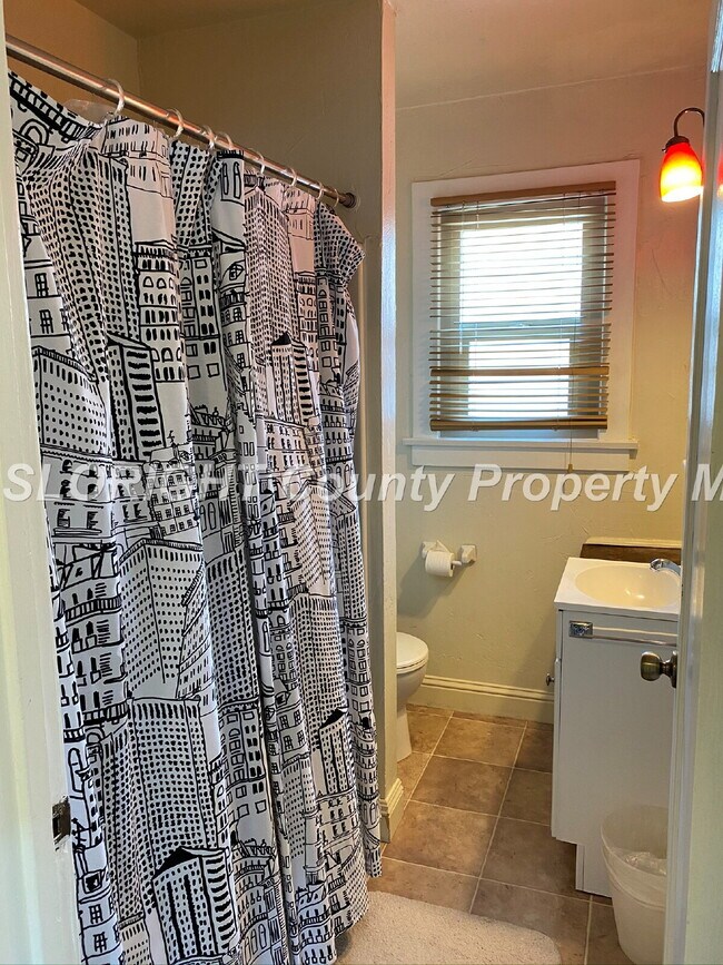 Building Photo - AVAILABLE JULY - Great 2 Bedroom Close to Poly/Downtown