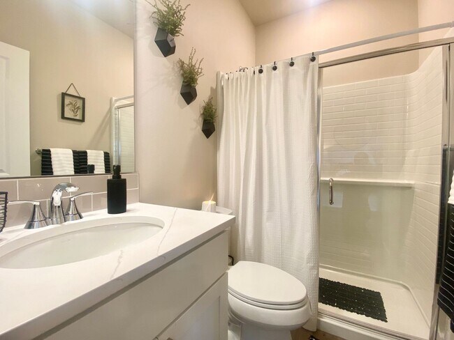 Building Photo - Modern Bonney Lake Home w/ AC  **SHORT TERM LEASE **