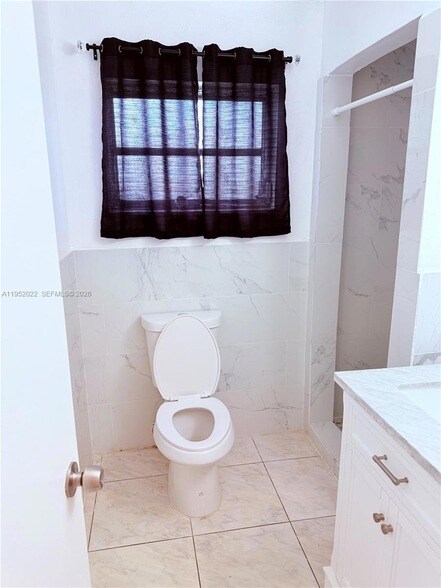 Building Photo - 824 SW 12th Ct