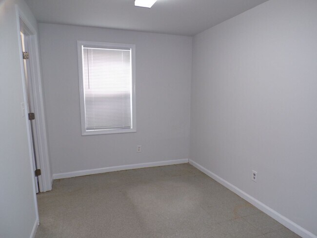 Building Photo - 3 BDRM, 2 BA Rambler w/ Basement - Great l...