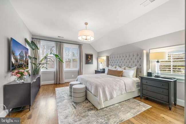 Building Photo - 323 S West St