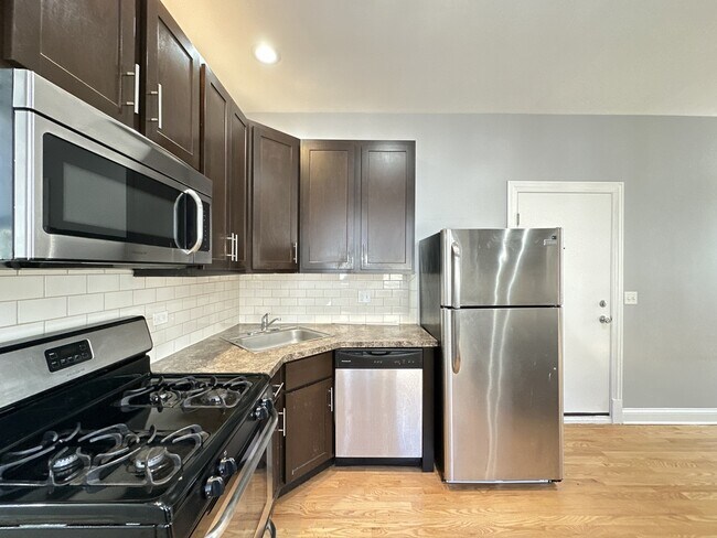 Building Photo - 4452 N Sheridan Rd