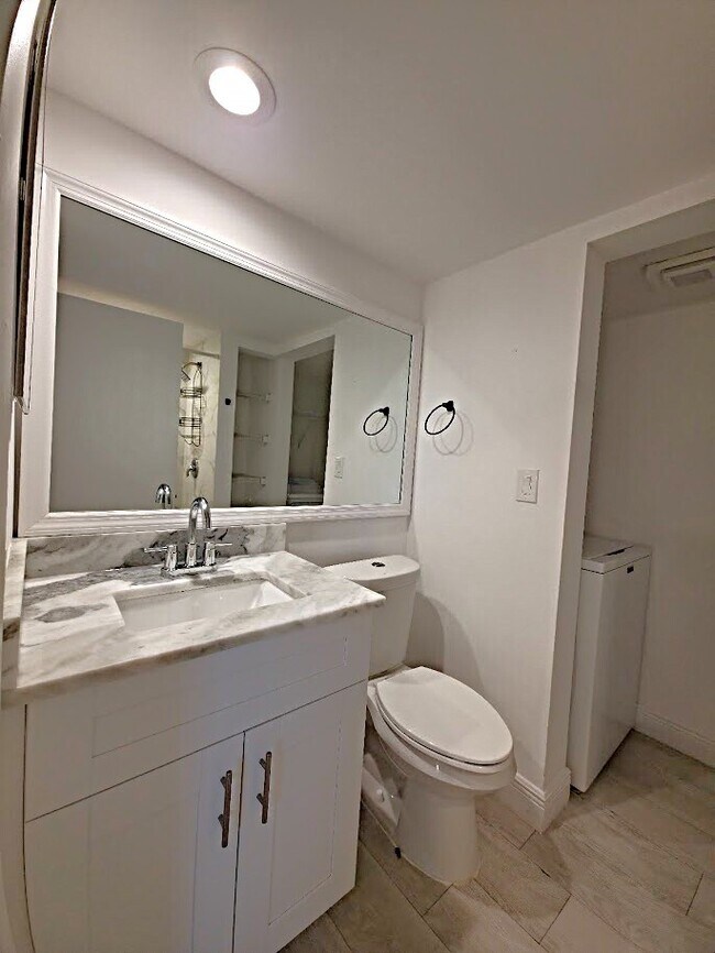 Building Photo - 5249 Cedarbend Dr