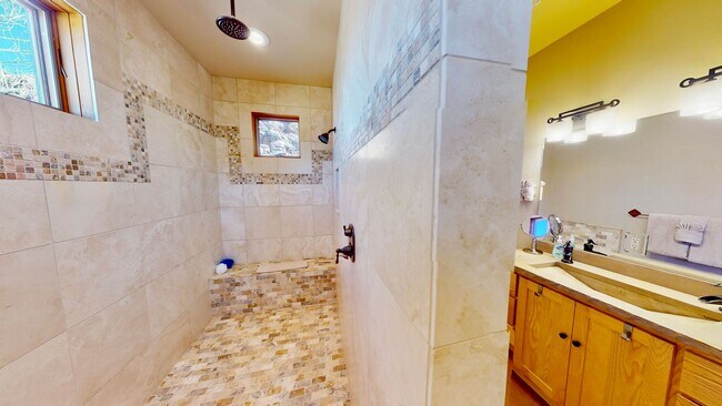 Building Photo - Luxurious and comfortable living experience