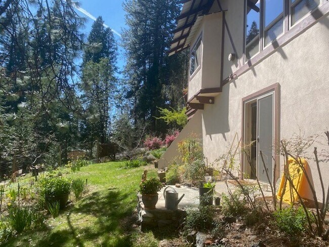 Building Photo - 14200 Tahoe View Dr