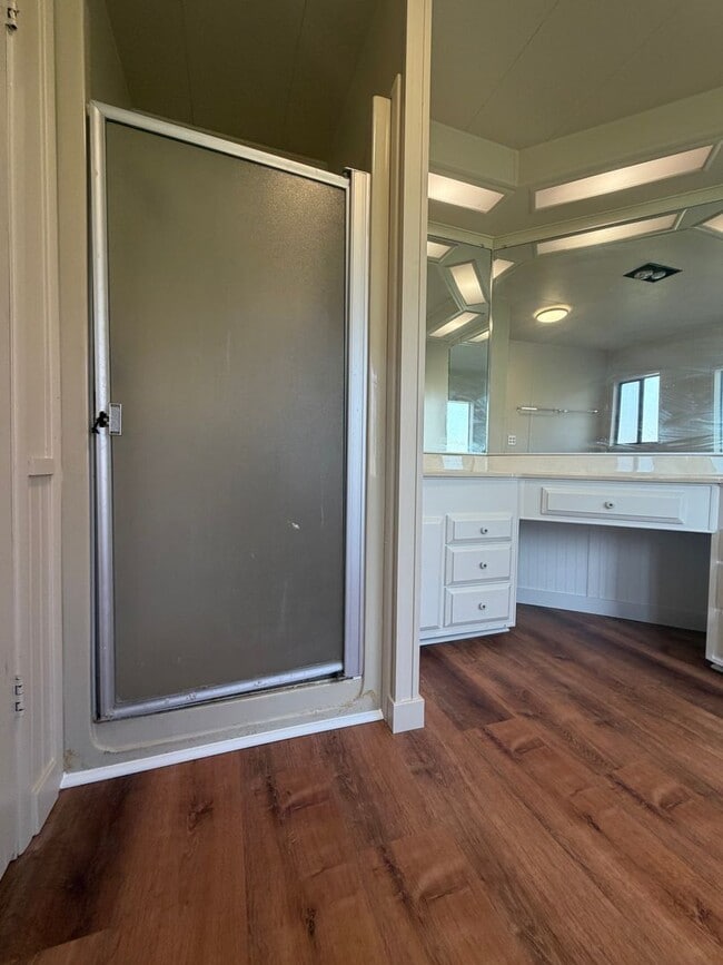 Building Photo - 3 Bedroom, 2.5 Bath - Three Bay garage