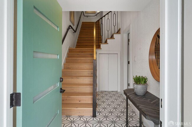 Building Photo - 628 Los Palmos Dr